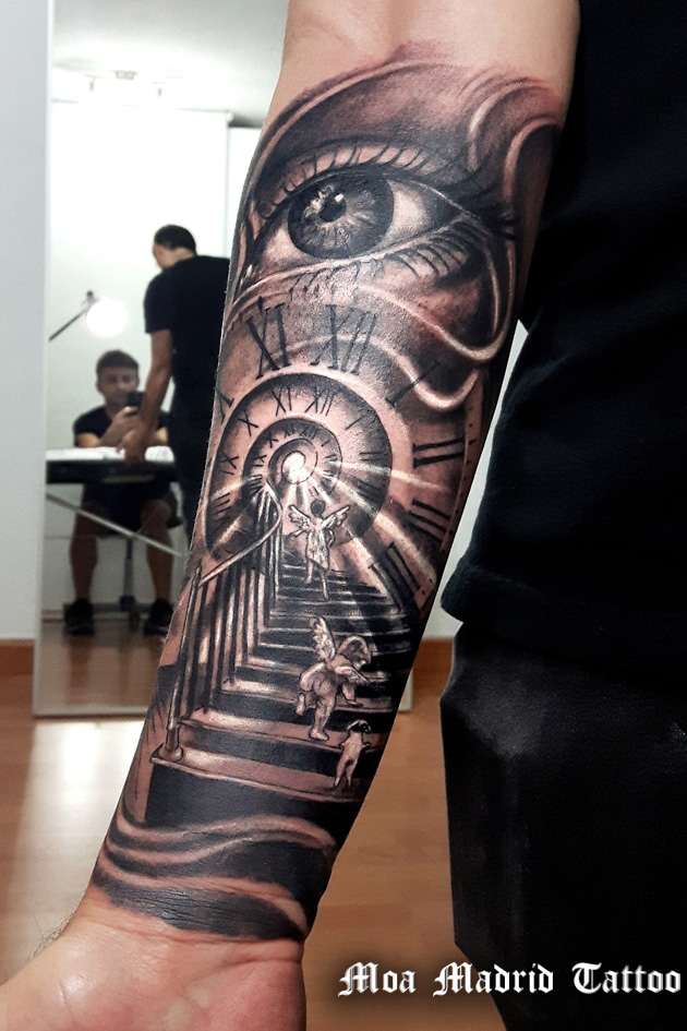 Tatuaje de niños subiendo escalera con reloj